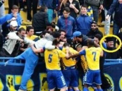 Ο παπά Θάνος στο πέταλο με τους οπαδούς ...