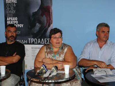 Φωτό από την συν. Τύπου, εικονίζονται απ...