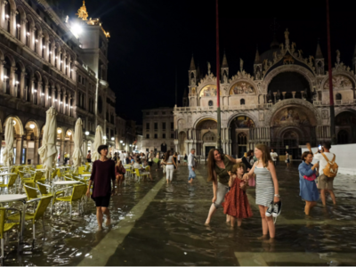 Βενετία: Η παλίρροια πλημμύρισε την πλατ...