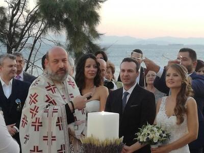 Στο κλαμπ των παντρεμένων ο γιος του καθ...