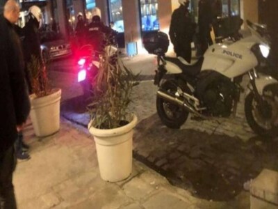 Δεν τον άφησαν να μπει στο μαγαζί κι άρχ...