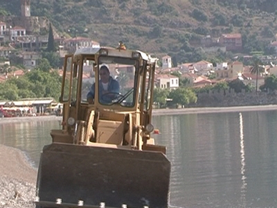 Καθαρίζονται οι παραλίες στην Ναύπακτο