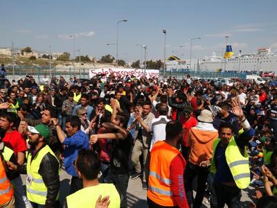 Άλλοι 2.000 πρόσφυγες στα λιμάνια του Πε...