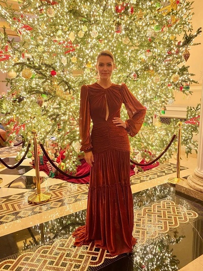 Mπροστά στο χριστουγεννιάτικο δέντρο του lobby