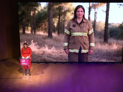 Η Κωνσταντοπούλου ως πυροσβέστης