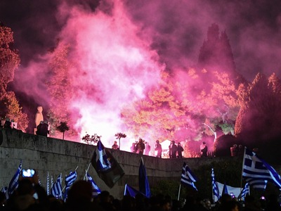  Επίθεση με φωτοβολίδες προς τα ΜΑΤ έξω ...