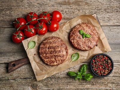 Ζουμερά μπιφτέκια με ντομάτα  