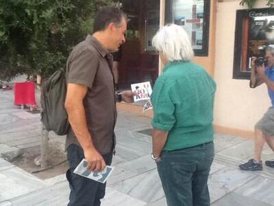 Ο Σταύρος Θεοδωράκης μοιράζει το βιβλίο ...