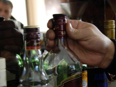 Παρασκεύαζαν κι εμφιάλωναν ποτά "μπ...