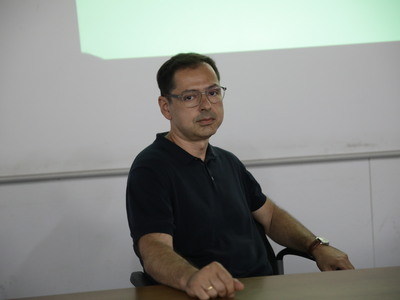 Ο πρόεδρος της κριτικής επιτροπής του δι...