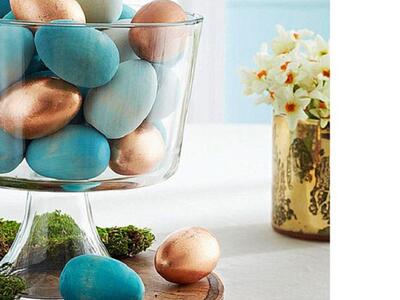 Μεταλιζέ βαφές αβγών μιμούνται το ροζ χρ...