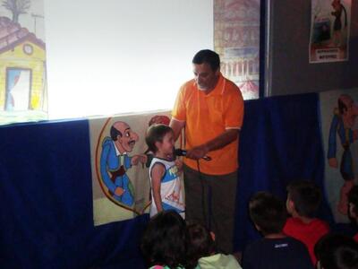 Οι μικροί φίλοι εκφράζονται μπροστά από ...