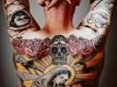 Ο άνθρωπος με το τατουάζ στην πλάτη - έν...