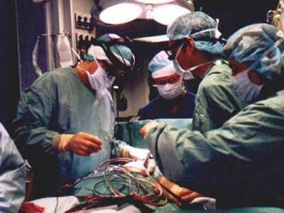 Σάλος: Ιταλός γιατρός αρνείται τη μεταμό...