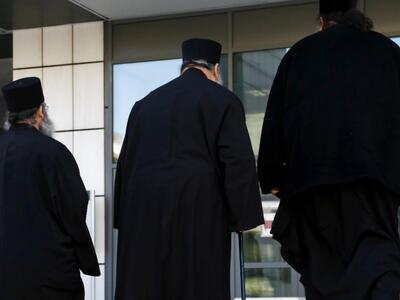 Ο Πανούσης προσλαμβάνει ιερείς (ορθόδοξο...