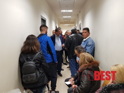 Με τους λογαριασμούς ανά χείρας στη ΔΕΗ ...