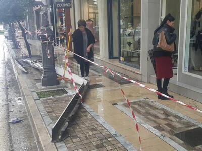 Πάτρα: Τεράστια μεταλλική υδρορροή ξεκόλ...