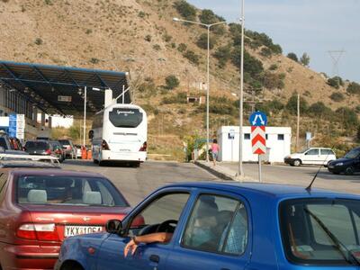 Μαζική έξοδος έξοδος των Αλβανών πολιτών...
