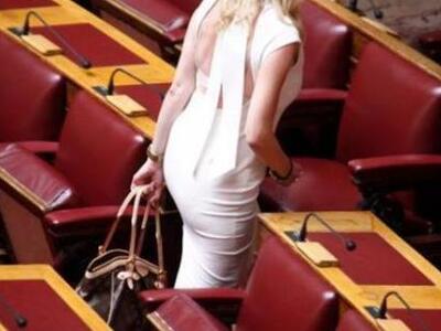 Η Ραχήλ επέστρεψε με πιο κολλητό φόρεμα από ποτέ..