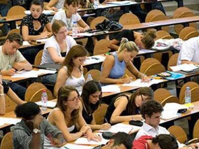 Οι φοιτητές «τραγουδούν» τον πόνο τους σ...