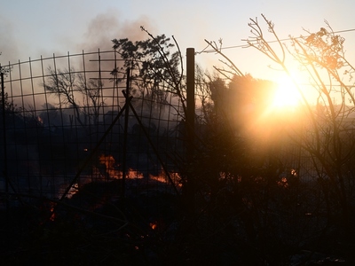 Φωτιά στην Αττική: Καίγονται σπίτια σε Β...