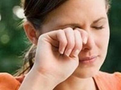 Ξεκούραστο βλέμμα μετά από ξενύχτι