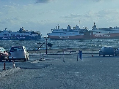 Παραλίγο σύγκρουση πλοίων στο λιμάνι της...