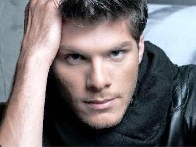 Ποια καλλονή πολιορκεί τον Λούκας στο Dusseldorf;