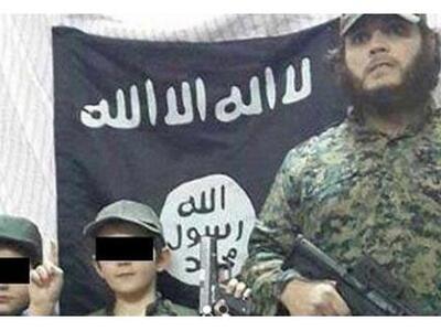 Σοκάρει φωτογραφία 7χρονου που κρατά ένα...