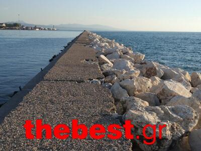 Βλέποντας νότια στον κυματοθραύστη. Περπ...