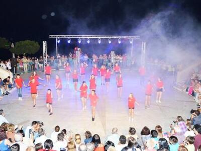 Με μια φαντασμαγορική παράσταση γεμάτη μ...