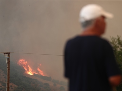 Φωτιές: Μάχη με τις αναζωπυρώσεις και το...