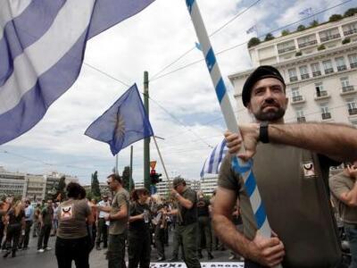Αποδοκιμασίες προς βουλευτές από συγκεντ...