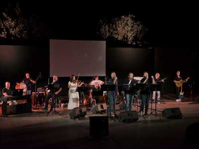 Πάτρα: Πλήθος κόσμου στη συναυλία- αφιέρ...