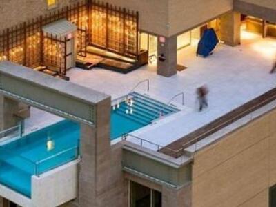 Δείτε απίστευτες διάφανες πισίνες να προ...