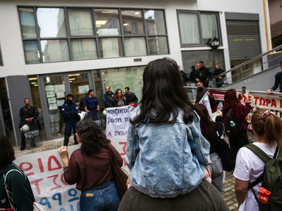 Η αστυνομία έριξε χημικά σε παιδάκια με ζωγραφιές 