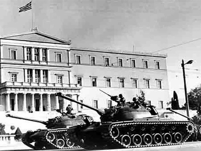 Φάλαγγα τανκς μπροστά από το μνημείο του...