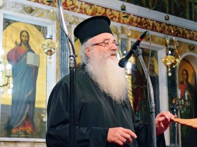 Κορωνοϊός: Συγκινεί ιερέας που νοσηλεύτη...