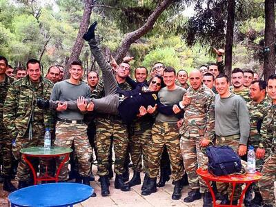 Ο Ψινάκης με τους φαντάρους!