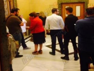 Βουλευτές και υπάλληλοι αδειάζουν τα ΑΤΜ...