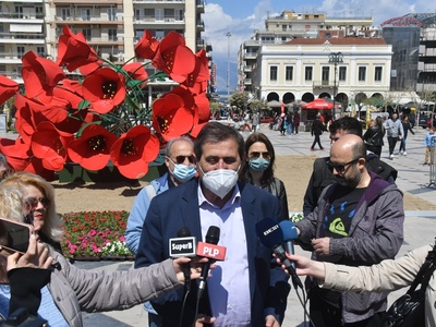 Ο Δήμαρχος Πατρέων επισκέφθηκε και θαύμασε τις άνθινες δημιουργίες σε πλατεία Γεωργία και πλ. Τριών Συμμάχων