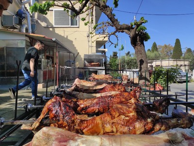 Πάτρα: Αναστέναξαν οι σούβλες- ΦΩΤΟ και ΒΙΝΤΕΟ