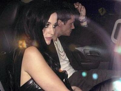 Ρομαντικό ραντεβού σε… στριπτιτζάδικο!