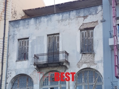 Ετοιμόρροπο κτίριο απέναντι από τον σταθ...