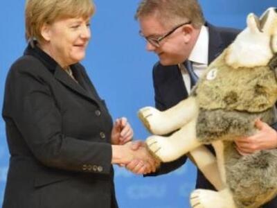 Έκανε δώρο στην Μέρκελ έναν λούτρινο λύκο...