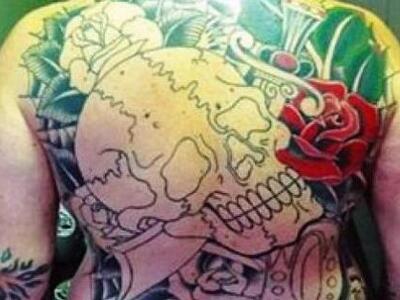 Σε ποιον διάσημο Έλληνα ανήκει αυτή η πλάτη;  