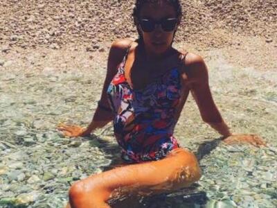 Αναστατώνει με την σέξι πόζα στην παραλί...