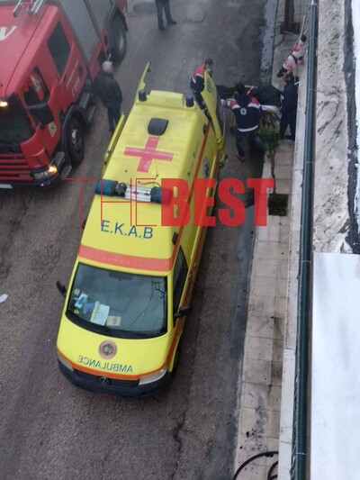 Οι στιγμή που διασώστες του ΕΚΑΒ μεταφέρουν τον άτυχο 82χρονο