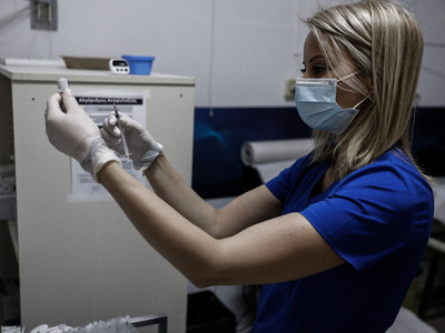 Κορωνοϊός: Ανοίγουν σήμερα τα ραντεβού γ...