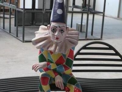 Δείτε τα καρναβαλικά παγκάκια που κατασκ...